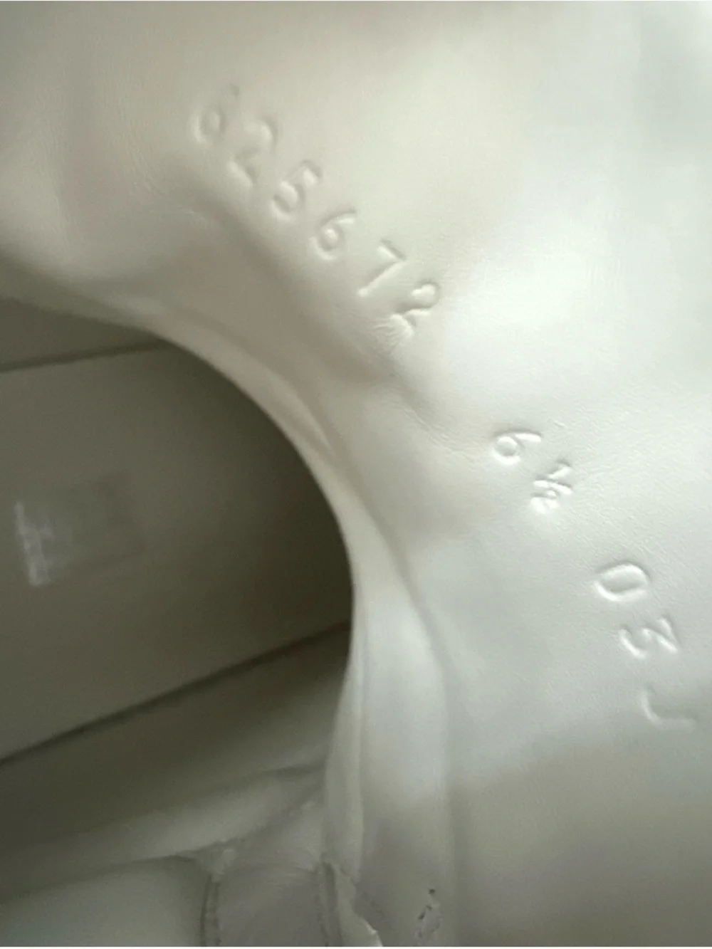 EUC Gucci Ace Interlocking G Logo White Leather High Top Sneakers